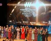 Recogida-premio-AkataVino-Ganador-VinoInfluencers-World-Awards