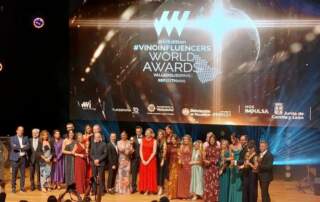 Recogida-premio-AkataVino-Ganador-VinoInfluencers-World-Awards