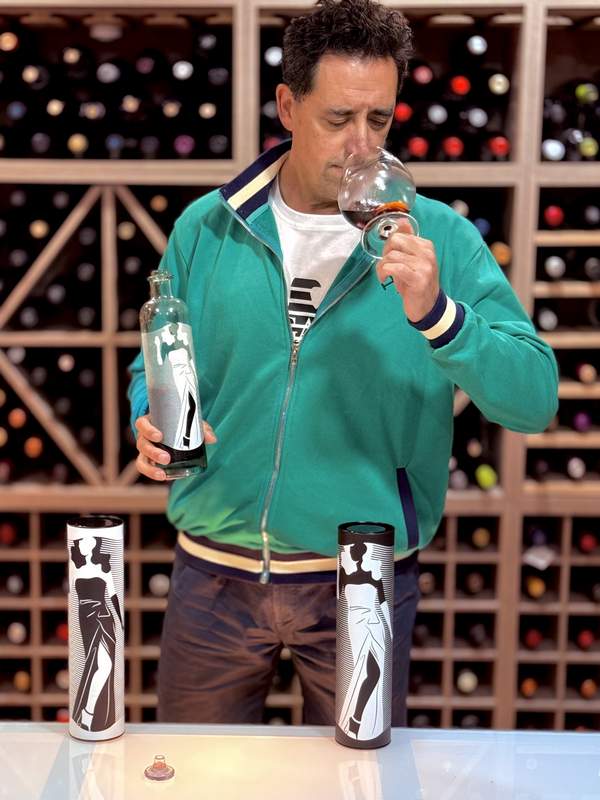 Antonio Jesús Pérez AkataVino catando Vermouth Gilda